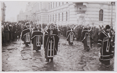 Album cu fotografii de la funeraliile lui Vasile Goldiș, 10 februarie 1934. Hârtie, 25 x 34,5cm. Achiziție, M. Ioan, p.v. nr. 104/21.11.1981.