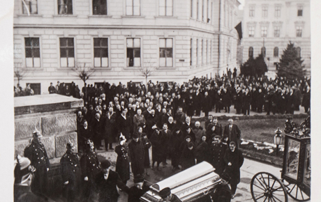 Album cu fotografii de la funeraliile lui Vasile Goldiș, 10 februarie 1934. Hârtie, 25 x 34,5cm. Achiziție, M. Ioan, p.v. nr. 104/21.11.1981.