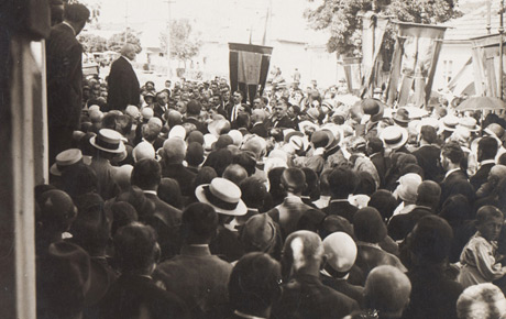 Ștefan Cicio Pop vorbind la dezvelirea plăcii comemorative de pe casa lui Ioan Rațiu. Turda, 18 august 1928.  Fotografie, 12,5 x 17 cm. Fond vechi.