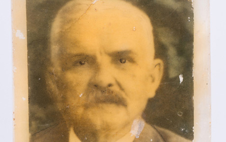 Portretul lui Ioan Suciu. Fotografie, marmură, 11,5 x 7,5 cm. Achiziție, Ion Simion, Timișoara, p.v. nr. 954/26 iunie 1981.