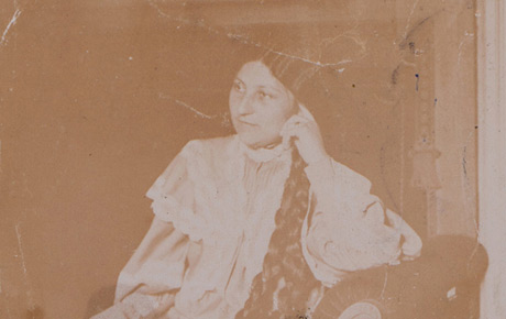 Soția lui Ioan Suciu, Maria, stând pe un fotoliu.  Fotografie sepia, 11,5 x 8 cm. Donație, Lucia Ioan, Timișoara; donație, Ovidiu Avramescu, București, 1981.