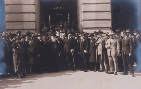 Un grup împreună cu Roman Ciorogariu, Oradea, 1925. Fotografie, 16,2 x 22,5 cm. Achiziție, Elena Izpravnic, Arad, p.v. nr. 626/24.03.1978.
