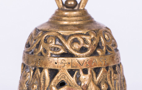 Clopoțel folosit de Roman Ciorogariu în reședința episcopală de la Oradea. Metal, 9 x 6 cm. Donație, Adriana Iercan, p.v. nr. 261/1.10.1947.