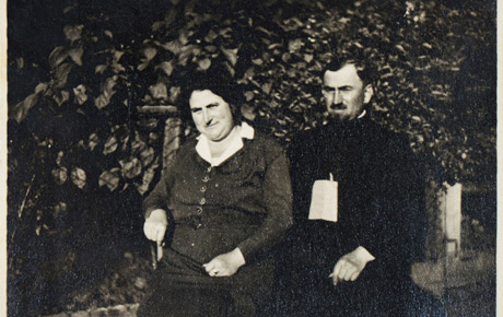 Aurel Sebeșan cu soția. Fotografie (tip carte poștală), 9x14 cm. Donație, Maricuț Olimpia, P.V. 427/1999.