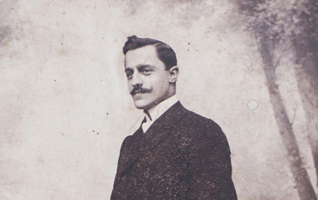 Iuliu Onu (1.01.1881-23.02.1959), învățător din Lipova, delegat la Alba Iulia, 1918. Fotografie, 16,5 x 11 cm. Atelier fotografic, pe față, stânga jos: ”Heiman Zs.”, dreapta jos: ”LIPPA”; pe spate, stânga jos: ”1903 /23 julius”. Donație dela fiica lui, Viorica, p.v. nr. 792/1988.