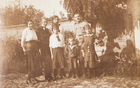 Grup de civili cu Romulus Rîmbaș, militar în 1918. Fotografie sepia (tip carte poștală), 13 x 9 cm. Donație, Nadia Rîmbaș, Sibiu, p.v. nr.18/12.03.1992.