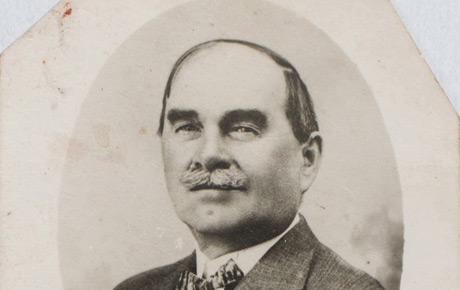 Portretul avocatului Aurel Crișan, prefect al Aradul (1920), delegat de drept la Alba Iulia. Fotografie în medalion, decupată, 5 x 4,7 cm. Donație, Dan Demșea, p.v. nr. 11/15. X. 1987.