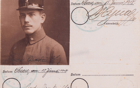 Carte de identitate a sublocotenentului Arnold Arnstein, 15 ianuarie 1918. Document în limba germană, cu fotografie, hârtie, 11 x 7 cm. Donație, Arnold Arnstein, p.v. nr. 17/24.01.1994.
