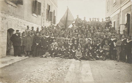 Constituirea Gărzii Naționale a Marinarilor de la Pola, noiembrie 1918. La mijloc, cu eșarfă tricoloră, este Valeriu Șeredan, iar la stânga lui, Caius Brediceanu. Fotografie (tip carte poștală), 9 x 14 cm. Achiziție, Traian Codrean, Arad, 1968.