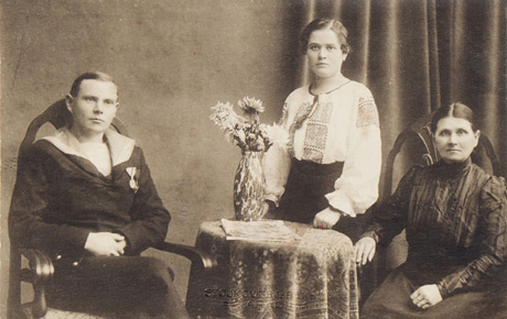 Valeriu Șeredan, sora Emilia și mama lor, Arad, 1914. Fotografie (tip carte poștală), 9 x 14 cm. Atelier fotografic: ”Stojkovits és Békés, Arad”. Donație, p.v. nr. 231/25.08.1991.