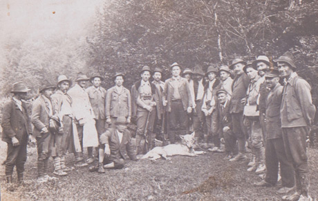 Muncitori forestieri în pădurile Codrului Moma (înc. sec. XX). Fotografie, 9 x 12,2 cm; 16,5 x 21 cm. Transfer, p.v. nr. 270/10.02.1984.