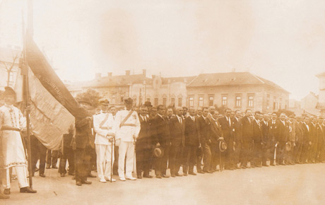 Foști voluntari de război, adunați în Piața Catedralei, în vederea decorării lor, Arad, 8 iunie 1932. Fotografie sepia (tip carte poștală), 9 x 14 cm. Donație, Marușca Bojidar, 1968.