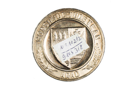 Medalie jubiliară ”80 de ani de la Mare Unire, 1918-98”, Consiliul Județean Arad. Metal, ștanțare, D: 6 cm. Donație, Natalia Dascăl, Arad, p.v. nr. 80/20.03.1999.