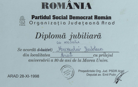 Diplomă jubiliară ”80 de ani de la Marea Unire”, oferită Muzeului Judeţean Arad de PSD, 1998. Document, hârtie, 29 x 21 cm. Donație, Traian Moca, Arad, p.v. nr. 123/3.05.1999.