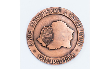 Medalie jubiliară ”A 80-a aniversare a Marii Uniri. 1918. Arad. 1998” Metal, ștanțare, D: 6 cm. Donație, Traian Moca, Arad, p.v. nr. 123/3.05.1999.