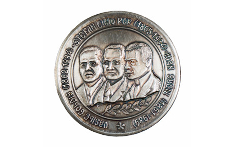 Medalie jubiliară ”90 de ani de la Marea Unire. Consiliul Județean Arad”. Metal, ștanțare, D: 6 cm. Donație, 2018.