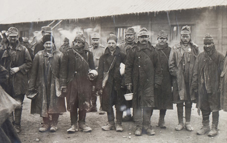 Prizonieri români sosiți din lagărele austro-ungare, 15 martie 1918. Fotografie, 19,3 x 23 cm. Donație, 1959.