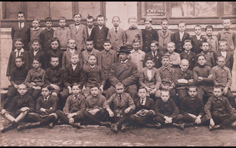 Grup de elevi în 1918, la o școală din Arad. Fotografie (tip carte poștală), 9 x 14 cm. Donație, Ștefan Carpode, Arad, p.v. nr. 1824/14/12.1979.