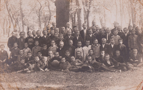 Grup de elevi în 1918, în excursie la pădure. Fotografie (tip carte poștală), 9 x 14 cm. Donație, Ștefan Carpode, Arad, p.v. nr. 1824/14/12.1979.