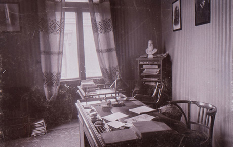 Sediul ziarului Românul, Arad, birou redactor. Fotografie, 17 x 19 cm. Donație, Lucia Ioan, Timișoara; donație, Ovidiu Avramescu, București, 1981.