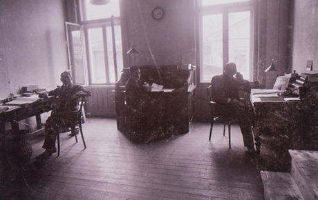 Sediul ziarului Românul, Arad, biroul ziariștilor. Fotografie, 17 x 19 cm. Donație, Lucia Ioan, Timișoara; donație, Ovidiu Avramescu, București, 1981.