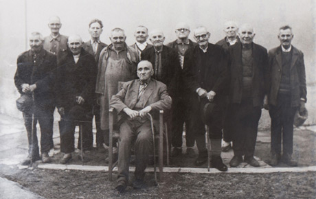 Membrii Gărzii Naționale din Radna, participanți la Alba Iulia. 1 decembrie 1918.  Fotografie, 9 x 12 cm; datare: 1968. Pe spatele fotografiei, a fost consemnat numele lor. Achiziție, p.v. nr. 1765/1969.