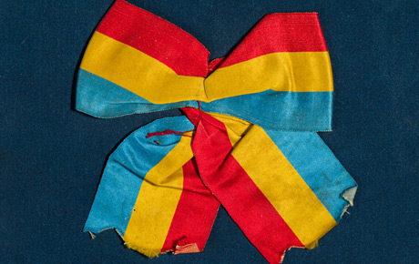 Cocarda tricoloră a delegaților plecați spre Alba Iulia. Textil, 12 x 12 cm. Donație.