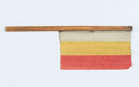 Steguleţ tricolor, aparţinând unui delegat CFR la Marea Adunare Naţională de la Alba Iulia. Lemn, textil, 32 x 19 cm. Miliția Arad, p.v. nr. 1833/29.11.1980.