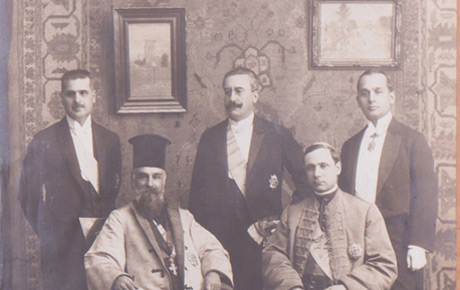 Comisia care duce regelui actul de la Alba Iulia. Fotografie, 20 x 22 cm; 32,5 x 24 cm. Fond vechi.