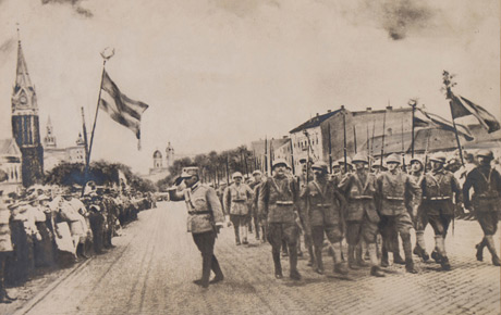 Intrarea armatei și inaugurarea administrției românești în Arad, 1919. Fotografie, 40 x 50 cm. Autor, semnat dreapta jos, cu negru: ”Voștinar”. Achiziție, 1975