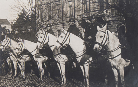 Armata franceză în faţa Primăriei din Arad. Fotografie, 16 x 22,5 cm; 30 x 24 cm. Pe passe-partout, jos, explicația: ”Armata franceză în Arad, 1919”. Fond vechi