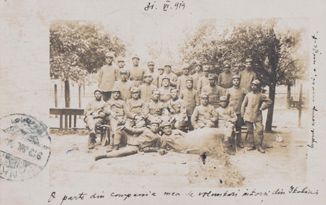 Un grup din unitatea de voluntari ”Horia”, 1914-1918. Fotografie sepia (tip carte poștală), francată, 9 x 14 cm. Datare în partea de sus, mijloc: ”31 VI. ’919”. Explicația lui Iustin Șeredan, jos: ”O parte din compania mea de voluntari întorși din Italia”; lateral dreapta: ”lupul campaniei a mișcat”. Fotografia (tip cartea poștală) a fost expediată de Iustin Șeredan preotului Ioan Marițius (?), din Seleuș, Arad, Brașov, 5 iulie 1919. Achiziție, Iustin Șeredan, Arad, p.v. nr. 1181/1969