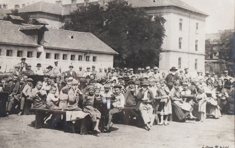Hrănirea populaţiei sărace din Budapesta de către trupele române, 1919. Fotografie, 21,5 x 25 cm. Donație, 1959.
