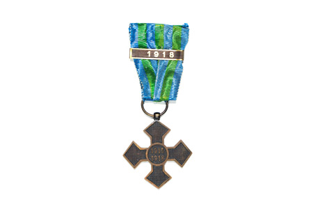 ”Crucea Comemorativă a Războiului. 1916-1918”, cu bareta ”1918”. Decorație, metal, Ltotală: 10 cm; 4 cm.  Achiziție, p.v. nr. 1760/1969.
