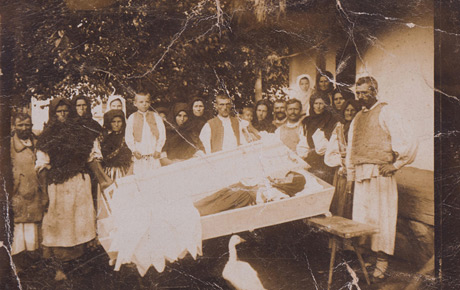 Înmormântare la Chisindia, 1919. Fotografie sepia (tip carte poștală), 9 x 12,5 cm. Transfer, p.v. nr. 881/12.05.1982