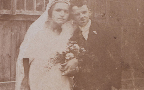 Pereche căsătoriți, 1919. Fotografie (tip carte poștală), 11,5 x 7 cm. Transfer, p.v. nr. 881/12.05.1982.
