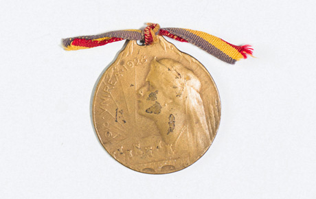 Medalie ”1918. Unire. 1928”, cu tricolor. Metal, textil, ștanțare, D: 3 cm.
Donație,  Aurel Tripon, 1977.