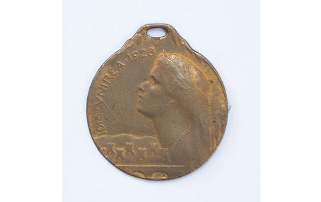 Medalie comemorativă ”10 ani de la Unirea din 1918”. Metal, ștanțare, D: 3 cm. Miliție Arad, p.v. nr. 392/14.04.1988.