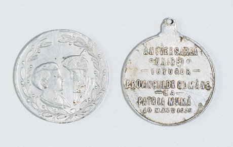 Medalie comemorativă ”ANIVERSAREA UNIREI TUTUROR PROVINCIILOR ROMÂNE LA PATRIA MUMĂ. 10 MAI 1929”. Metal, ștanțare, D: 3cm.
Vamă Nădlac, p.v. nr. 146/20.02.1984. 